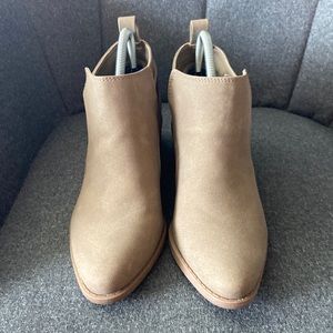 American Eagle Outfitters Tan Buckle Ankle Booties Size 9